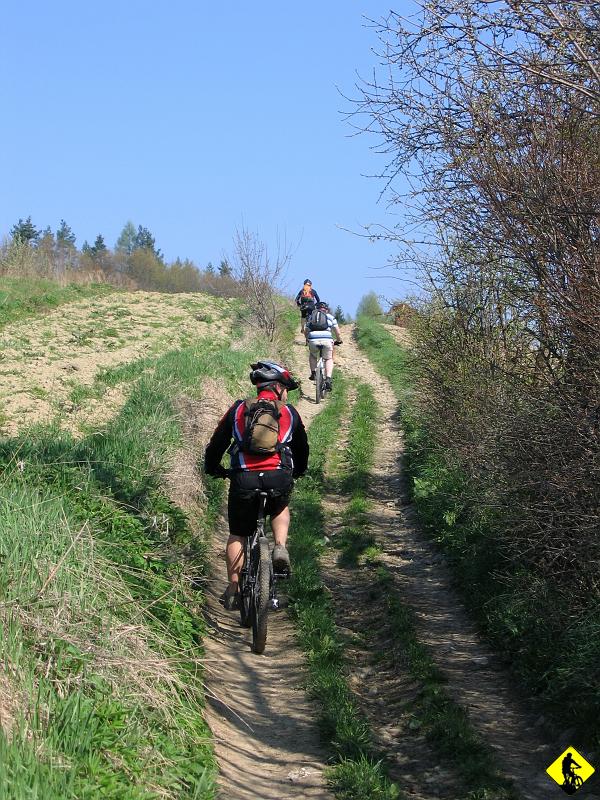 foto 013.jpg - Bartek poprosił bym wyszukał coś łatwego, ale ciekawego zarazem. Dodatkowym problemem było to, że miałem na 15tą do pracy. Zajebista ekipa na serwisie, a właściwie 1/3 tej ekipy dała mi dodatkowe 2h. Miałem do pracy na 17tą :) Odgrzebałem mapę B.Makowskiego z 2003r na której znalazłem coś fajnego.
